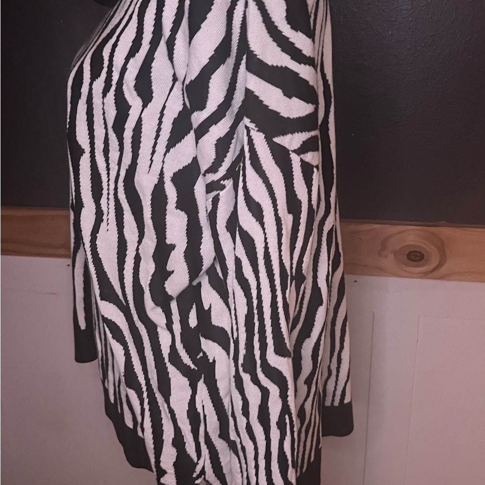 Calvin Klein animal print sweater size large - Picture 2 of 5